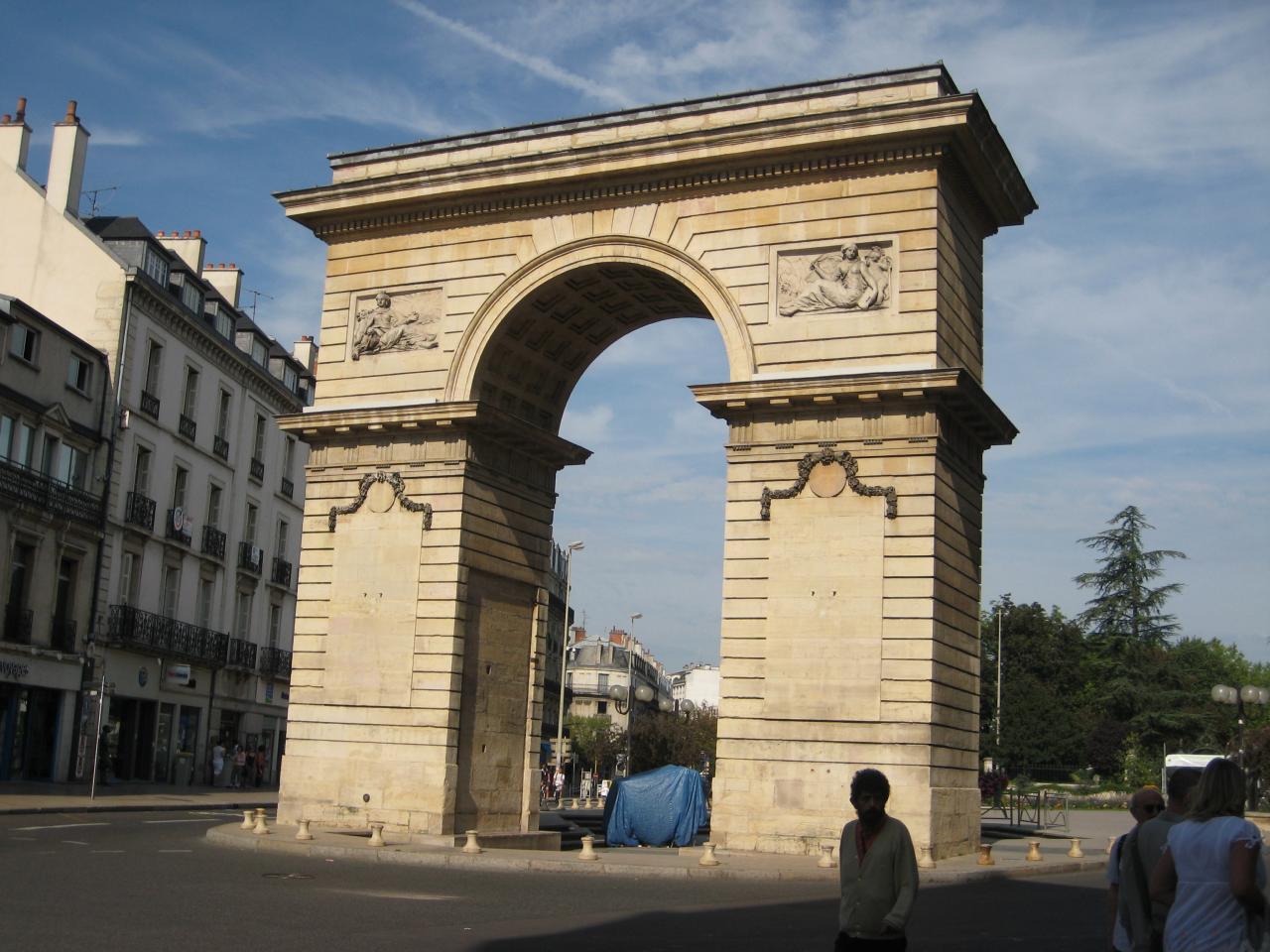 L'arc de triomphe place Darcy