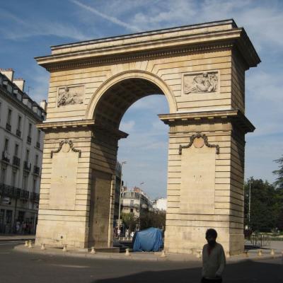 L'arc de triomphe place Darcy